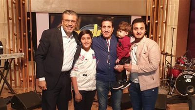 غدًا لأول مرة.. شيبة في تحدي غنائي مع ابنه على النهار بـ “واحد من الناس” (صور)