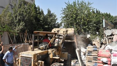 جهاز القاهرة الجديدة يشن حملات لإزالة الإشغالات والمخالفات بمراكز الخدمات