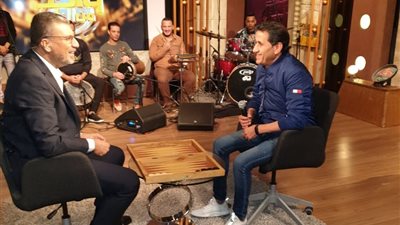 اليوم.. أحمد شيبة “يلعب الزهر” مع عمرو الليثي في “واحد من الناس” (صور)