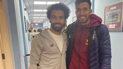 تريزيجيه وصلاح “إيد واحدة” بعد موقعة الأمس بالدوري الإنجليزي (صورة)