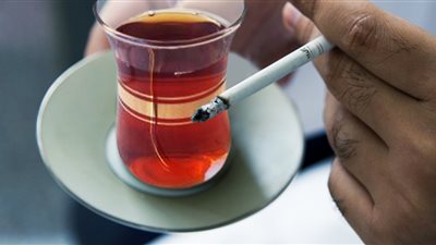 مدير مركز السموم: تناول الشاي والسجائر بإفراط من علامات تعاطي المخدرات (فيديو)