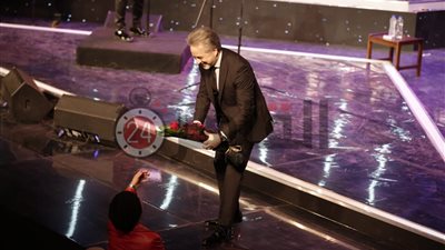 معجبة تهدي مروان خوري ورد أحمر خلال حفله بالموسيقى العربية (صور)