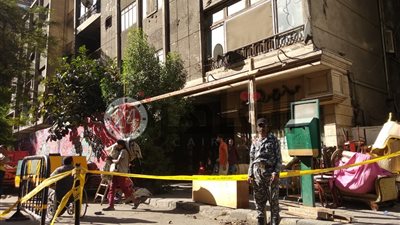 فرض كردون أمني على عقار آيل للسقوط بشارع التحرير في الدقي (صور)