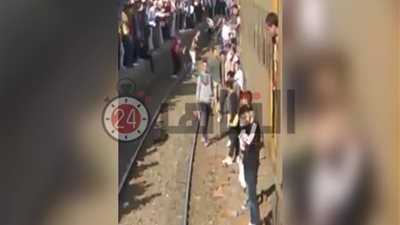سائق قطار ينشر مقطع لتجمهر الركاب علي القضبان متسائلا: “ذنبنا إيه لما حد يموت” (فيديو)