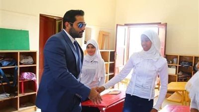 “هوديه أول يوم مدرسة”.. أحمد فلوكس يؤكد دعمه لأول طفل مصري يولد بدون أنف (فيديو)