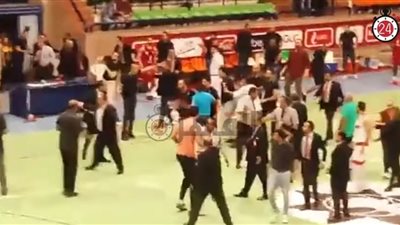 شاهد.. اشتباكات بين لاعبي الزمالك والأهلي في قمة السلة (فيديو)