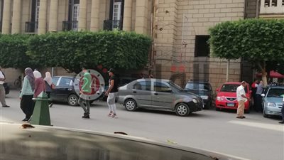 قصر العيني يتصدع.. من الزيت بمقاعد الانتظار إلى تشويه المباني الآثرية بسبب دورة مياه (صور)