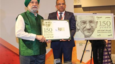 “البريد” تصدر طابع تذكاري بمناسبة مرور 150 عاما على ميلاد الزعيم غاندي (صورة)