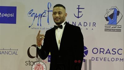 يرتدي “نمبر وان”.. محمد رمضان بصحبة أبو تريكة في مباراة نجوم العالم أمام لاعبي إفريقيا (صورة)