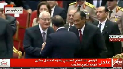 السيسي: “فضلت شهور أقنع عدلي منصور بالترشح وأفضل زي ما أنا وزير دفاع بس رفض.. الكل زاهد فيها”