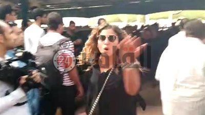 دينا الشربيني تنفعل على الصحفيين في جنازة هيثم أحمد زكي بمسجد مصطفى محمود