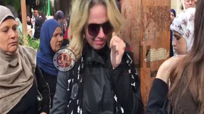 شاهد.. انهيار خطيبة هيثم أحمد زكي في وداعه من مسجد مصطفى محمود (فيديو)