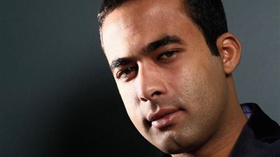 إنجي علي تنعي هيثم أحمد زكي بحلقة خاصة من برنامجها “أسرار النجوم” (صورة)