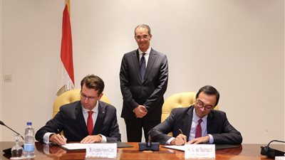 باستثمارات مليار جنيه.. وزير الاتصالات يشهد مراسم توقيع صفقة استحواذ “فودافون”