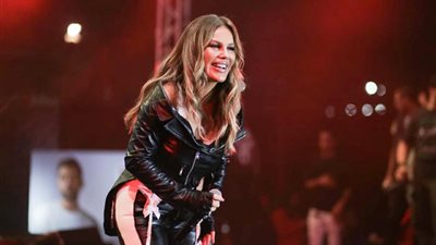 رافعة علم بلادها.. نيكول سابا تدعم الثورة اللبنانية من حفلها بالقاهرة (صور)