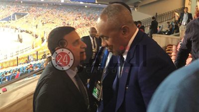 وصول أحمد أحمد إلى ستاد القاهرة لحضور افتتاح أمم إفريقيا (صور)