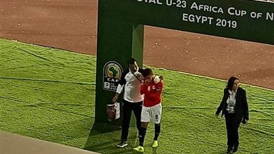 ناصر ماهر ينهمر في البكاء بعد خروجه مصابًا أمام مالي في أمم إفريقيا تحت 23 سنة