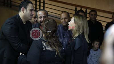 دلال عبد العزيز ودنيا ومي عمر وزوجها.. أبرز النجوم الحاضرين في عزاء والد أكرم حسني (صور)