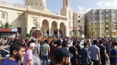 المئات يشيعون جثمان الطالبة شهد أحمد لدفنها في مدينة العريش (صور)