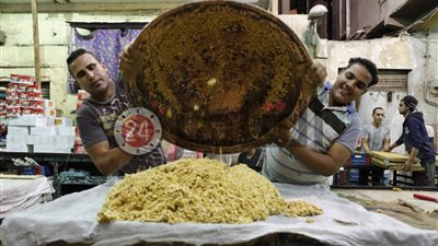 المولد النبوي الشريف.. هنا أقدم مصنع حلويات يتخطى الـ100 عام وما زال يجذب المارة (صور وفيديو)