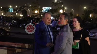 محمد إمام يصل مسجد الشرطة لتقديم العزاء في الفنان الراحل هيثم أحمد زكي