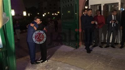 بجوار أشرف زكي.. هنيدي يتلقى واجب العزاء في هيثم أحمد زكي (فيديو)