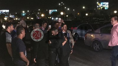 تامر حسني يحرج صحفي في عزاء هيثم أحمد زكي.. تعرف على السبب (فيديو)