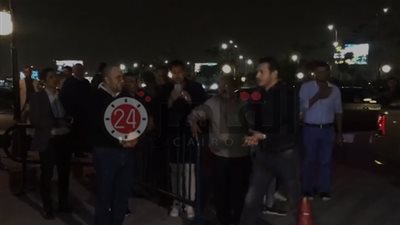 مصطفي شعبان وبيومي فؤاد يقدمان واجب العزاء في هيثم أحمد زكي (صور)