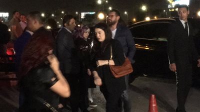 عمرو يوسف وكندة علوش يقدمان واجب العزاء في هيثم أحمد زكي (صور)