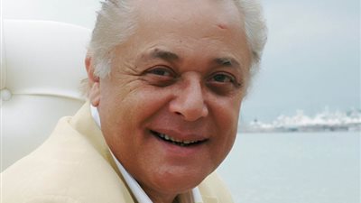 بعد رفضه للغناء.. قدم محمود عبد العزيز ألبوم “الكيمي كيمي كا” وفشل (فيديوهات)