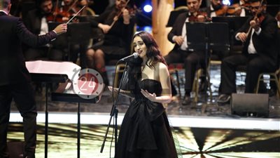 فايا يونان تتألق بـ”الأسود” في حفلها بالموسيقى العربية (صور)