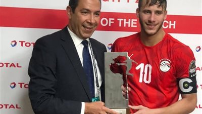 رمضان صبحي يتوّج بجائزة أفضل لاعب في مباراة مصر وغانا بكأس الأمم (صور)