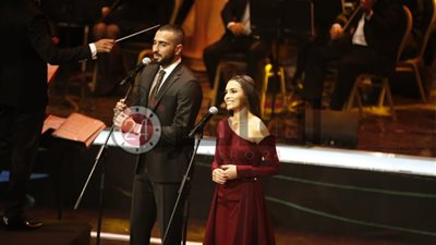 كارمن سليمان تشارك محمد الشرنوبي غناء “ع اللي جرى” بدار الأوبرا (صور)