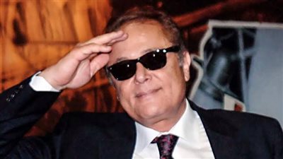 لماذا كان يرتدي الساحر محمود عبد العزيز نظارة شمس أثناء خروجه ليلا؟ (صور وفيديو)