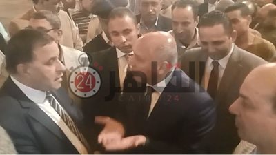 وزير النقل منفعلا على رئيس السكة الحديد: “ساعدوا الناس.. مافيش حد بيساعد” (فيديو)