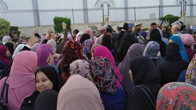 طالبنا بـ200 جنيه علاوة.. عمال شركة إيبيكو يروون أسباب إضرابهم (فيديو)