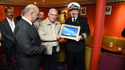 محافظ بورسعيد يهدي درع المحافظة لقبطان السفينة السياحية بالميناء