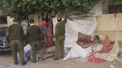 إدارة “سامية” للدعارة والمخدرات.. المرافق تزيل خيمة على سور مستشفى المنصورة الدولي (صورة)