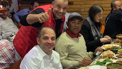 عزومة أبو ريدة لـ”أحمد أحمد” وفاطمة سامورا بمطعم البرنس (فيديو)