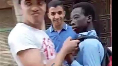 تفاصيل واقعة تنمر شباب مصريين من طالب إفريقي على الـ”TikTok” والقبض عليهم (صور وفيديو)