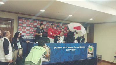 لاعبو المنتخب الأوليمبي يقتحمون المؤتمر الصحفي للاحتفال مع شوقي غريب (فيديو)