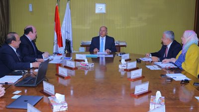 وزير النقل يلتقي وفد التحالف الدولي لدراسة إنشاء محطة غاز مسال LNG لتموين السفن