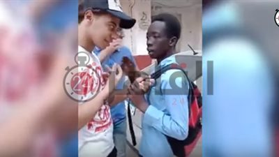 مفاجأة.. والد الطالب السوداني ضحية واقعة التنمر يتنازل عن المحضر ضد المتهمين (فيديو)