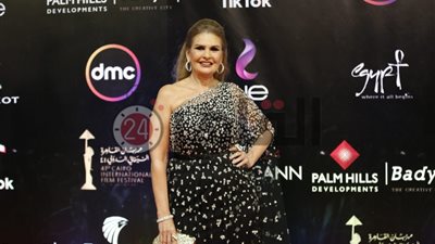 يسرا في مهرجان القاهرة 41: “هربت من المدرسة عشان أسمع خلي بالك من زوزو”