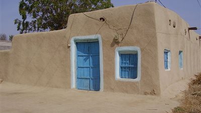 “ربنا خلقنا من طين مش أسمنت”.. أستاذ هندسة بيئية يطلب تذوق الطين على الهواء (فيديو)