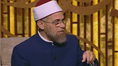 داعية إسلامي: “الست اللي بتخلع الحجاب عاصية” (فيديو)