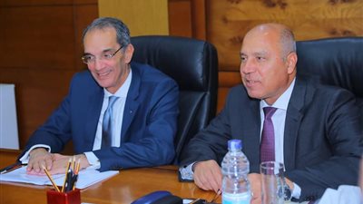 النقل تبحث مع الاتصالات بيع تذكر السكة الحديد عبر مكاتب البريد