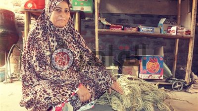 هاند ميد صعيدي.. “خطارية” تكسب رزقها من غزل الحلف
