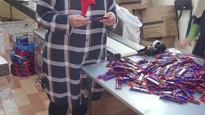 ضبط مصنع شيكولاتة لإدارته بدون تراخيص بالعاشر من رمضان (صور)