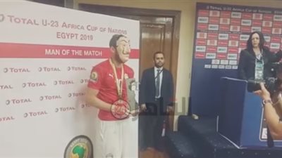 على طريقة “لا كاس دي بابيل”.. رمضان صبحي يستلم جائزة أفضل لاعب ببطولة أمم إفريقيا (فيديو)